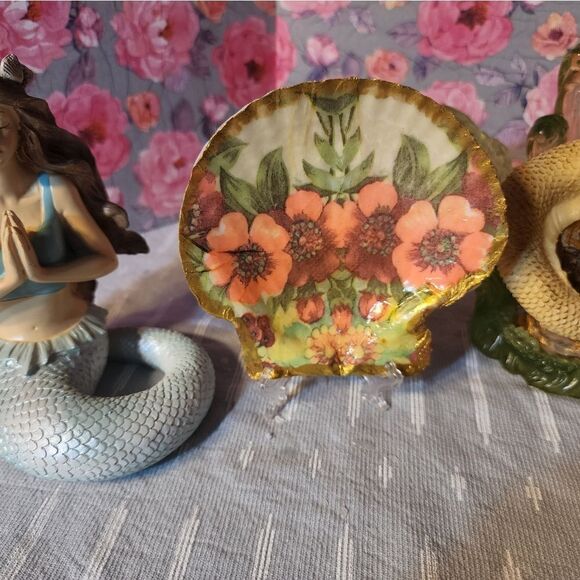 DECOUPAGE FLOWERS ON A SCALLOPED SHELL - Picture 1 of 3